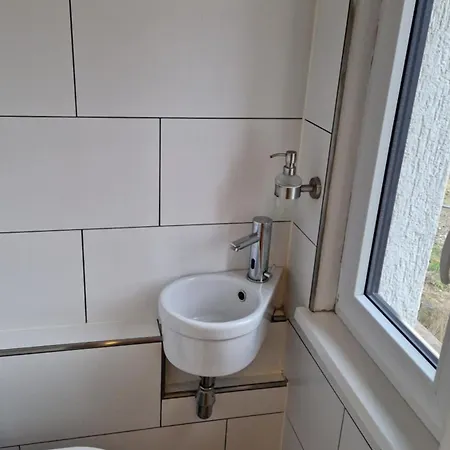 Haus Unterkunft Fuer Monteure In Budenheim, 5 Schlafzimmer, Zentral Gelegen * Budenheim
